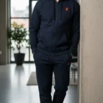 Fermeture éclair et capuche. Vêtements polaires 85 % coton, 15 % polyester.