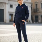 Fermeture éclair et capuche. Vêtements polaires 85 % coton, 15 % polyester.