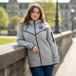 Fermeture éclair et capuche. Vêtements polaires 85 % coton, 15 % polyester.